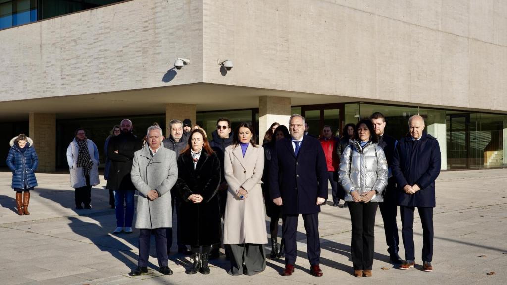 Minuto de silencio por los asesinatos en Viana de Cega y Palencia