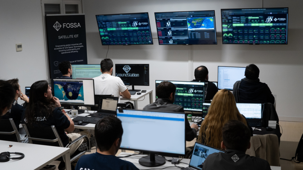 Equipo de FOSSA siguiendo el lanzamiento en la sede de Madrid.