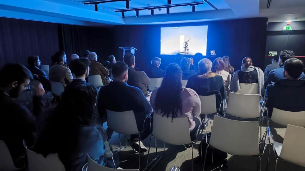 Equipo de FOSSA en su sede en Portugal siguiendo el lanzamiento.