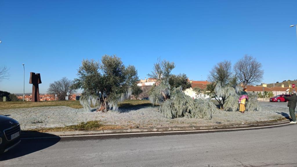 Dos personas haciéndose una foto en la rotonda helada de la plaza de Grecia en Toledo.