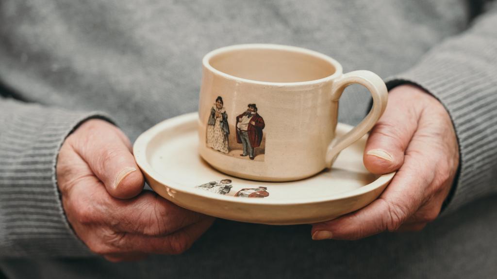 Detalle de una de las tazas diseñadas por el propio Manuel de Cendra para su negocio chocolatero.