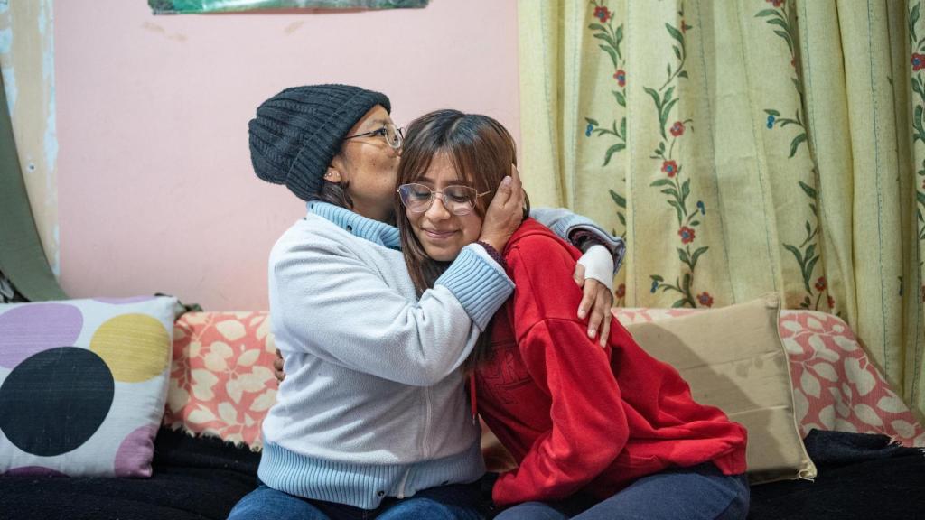 Rocío abraza y besa a su hija.