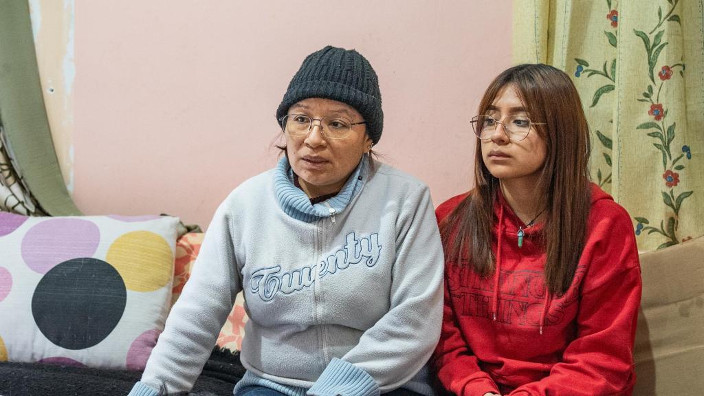 Rocío junto a su hija, Gabriela, en el sofá de su domicilio.