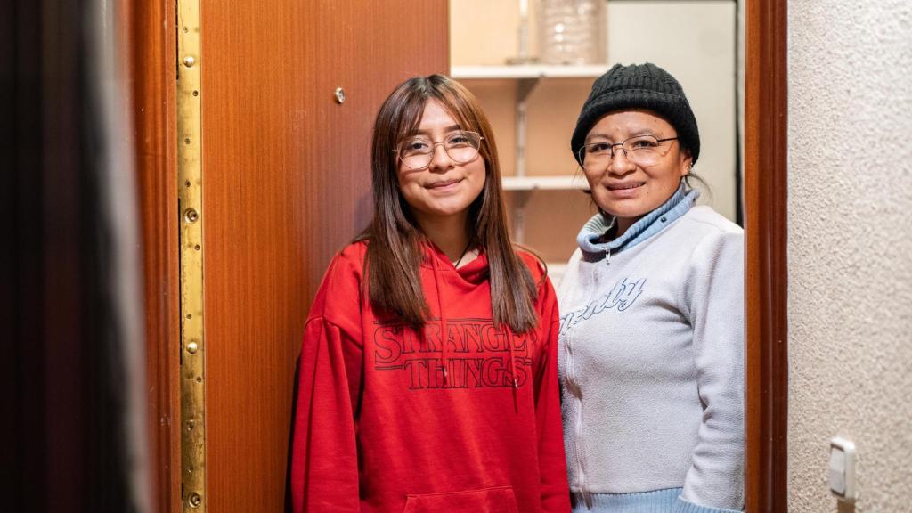 Rocío y Gabriela reciben a Magas en su casa, en Aluche.