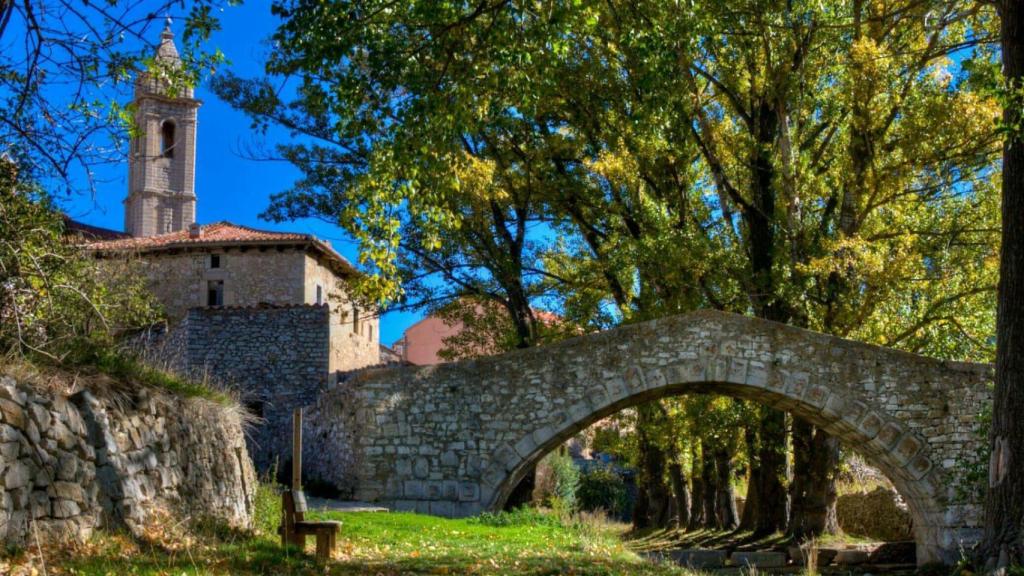 Puente de piedra en Fortanete, Teruel.