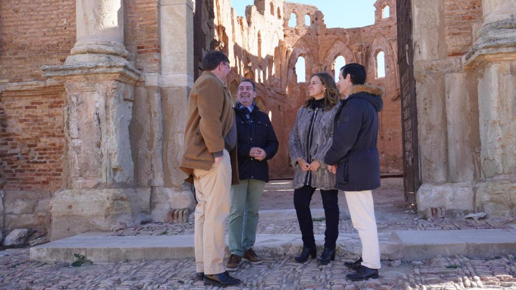 Los representantes municipales, con el promotor de la candidatura y los responsables de la Fundación, este miércoles.