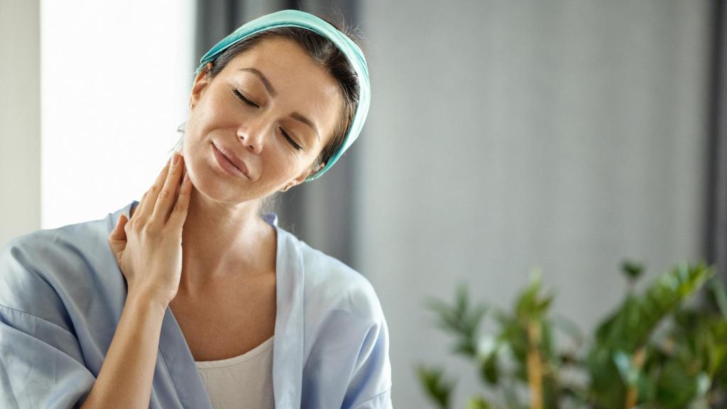 Mujer masajeándose el cuello.