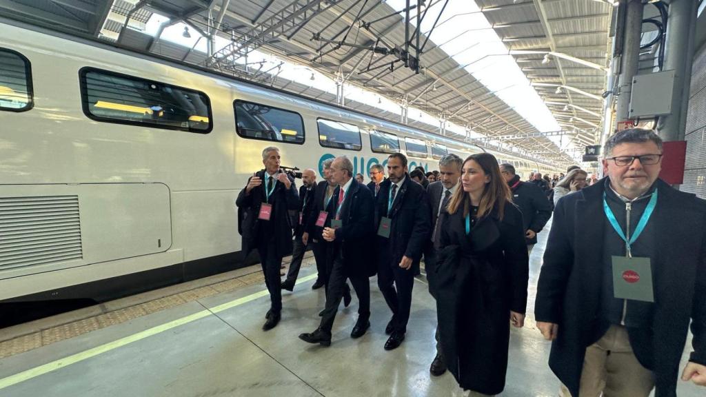 Representantes políticos de Málaga y de Ouigo este miércoles junto al tren.