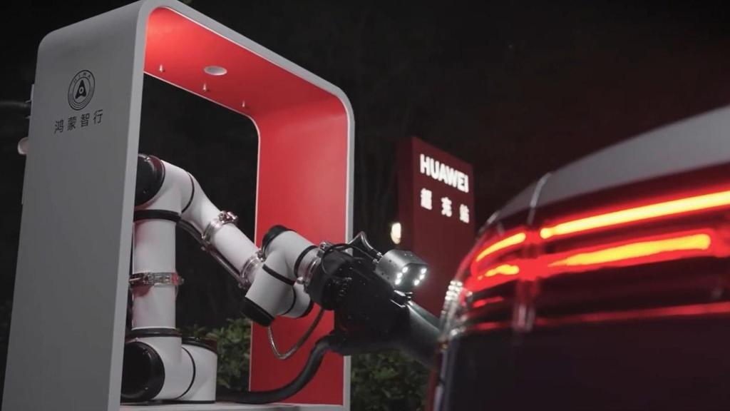 Brazo robot de Huawei ante un Maextro S800.