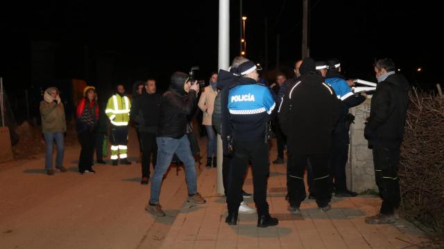 La Policía Nacional durante los trabajos nocturnos en la línea del AVE en Palencia