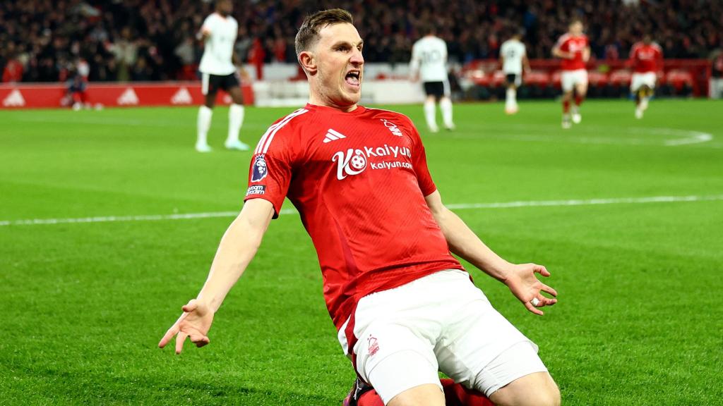 Chris Wood, delantero del Nottingham Forest, celebra su gol contra el Liverpool.