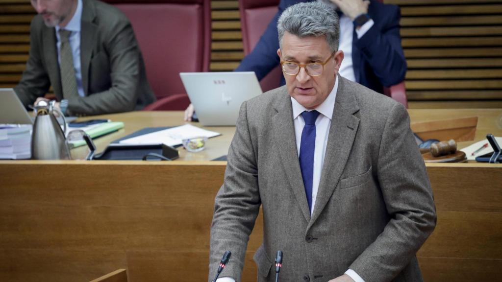 El conseller de Transportes, Martínez Mus, durante su intervención en Corts Valencianes. Corts / José Cuéllar
