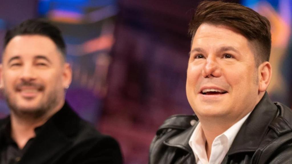 Lucas González, a la derecha, en El Hormiguero.