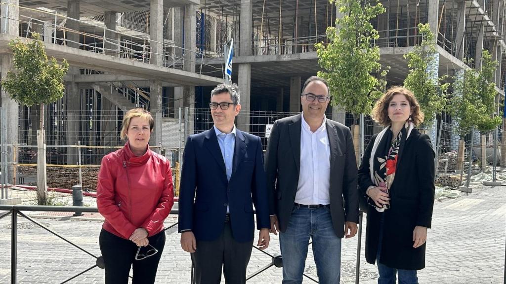Félix Bolaños junto a Santiago Llorente y otros miembros del PSOE de Leganés visitando la obra que fue adjudicada al constructor de la 'trama Koldo'.