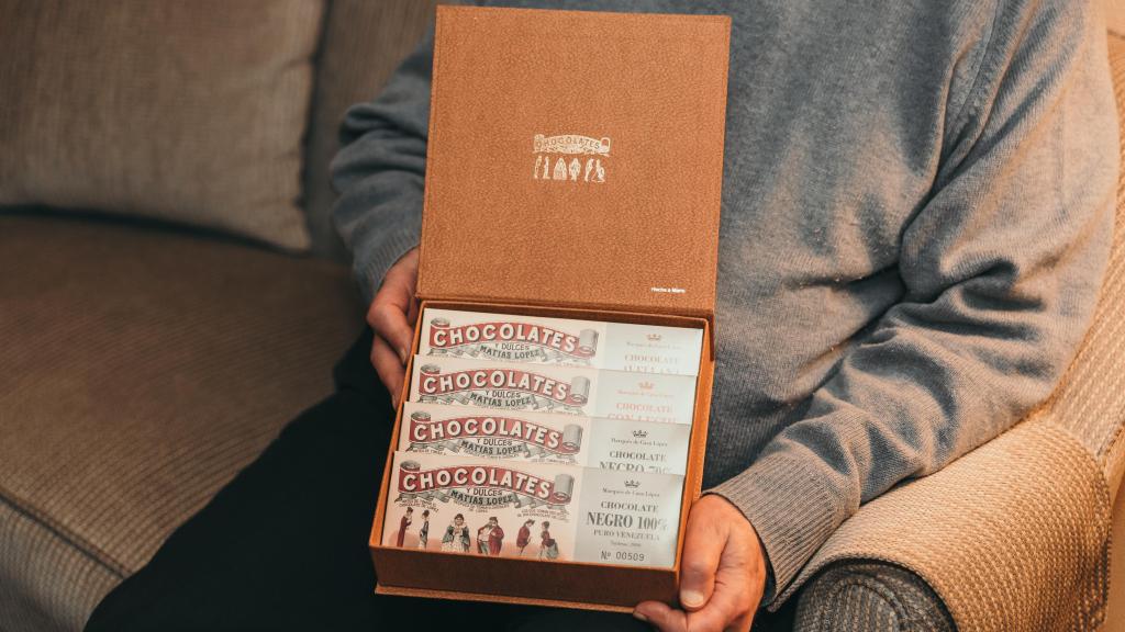 Detalle de la caja camel de chocolates de 52 € que vende el tataranieto de Matías López.