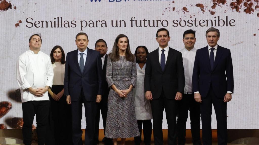 Foto de familia en el evento; presidida por la reina Letizia y el Ministro Luis Planas