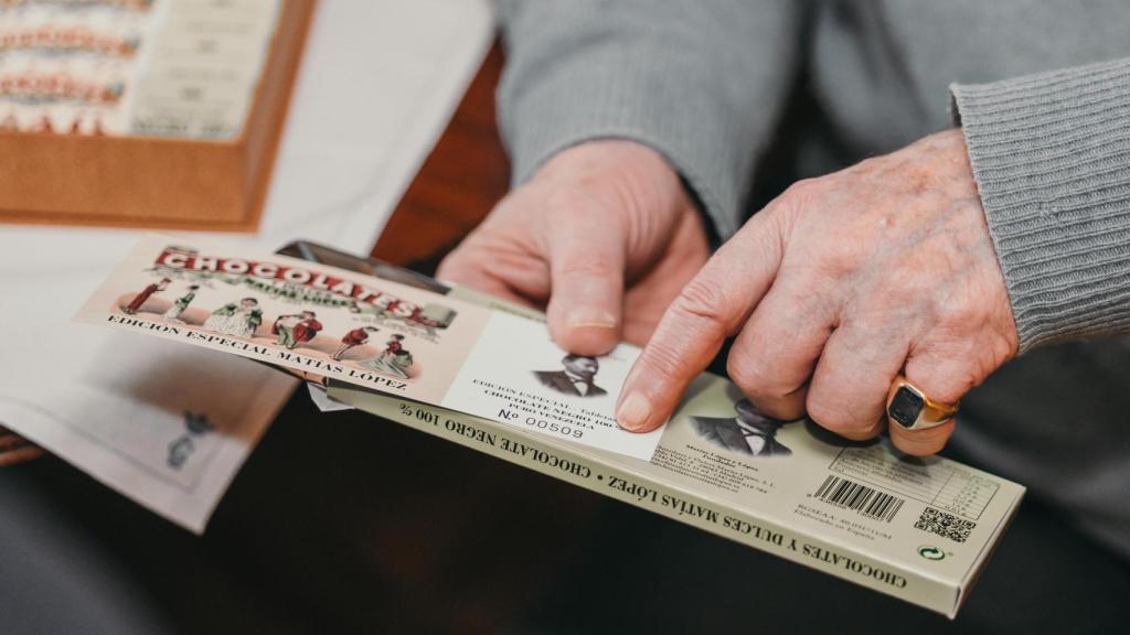 Detalle de los coleccionables numerados que se encuentran en cada una de las tabletas de Chocolates Matías López.