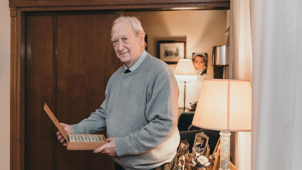 Manuel de Cendra, marqués de Casa López, sostiene una caja de chocolates durante la entrevista con EL ESPAÑOL.