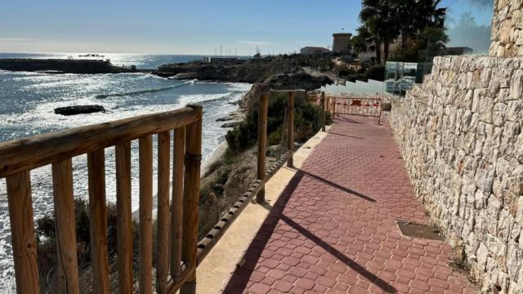 Así ha quedado la barandilla protectora del Paseo de Voramar de El Campello