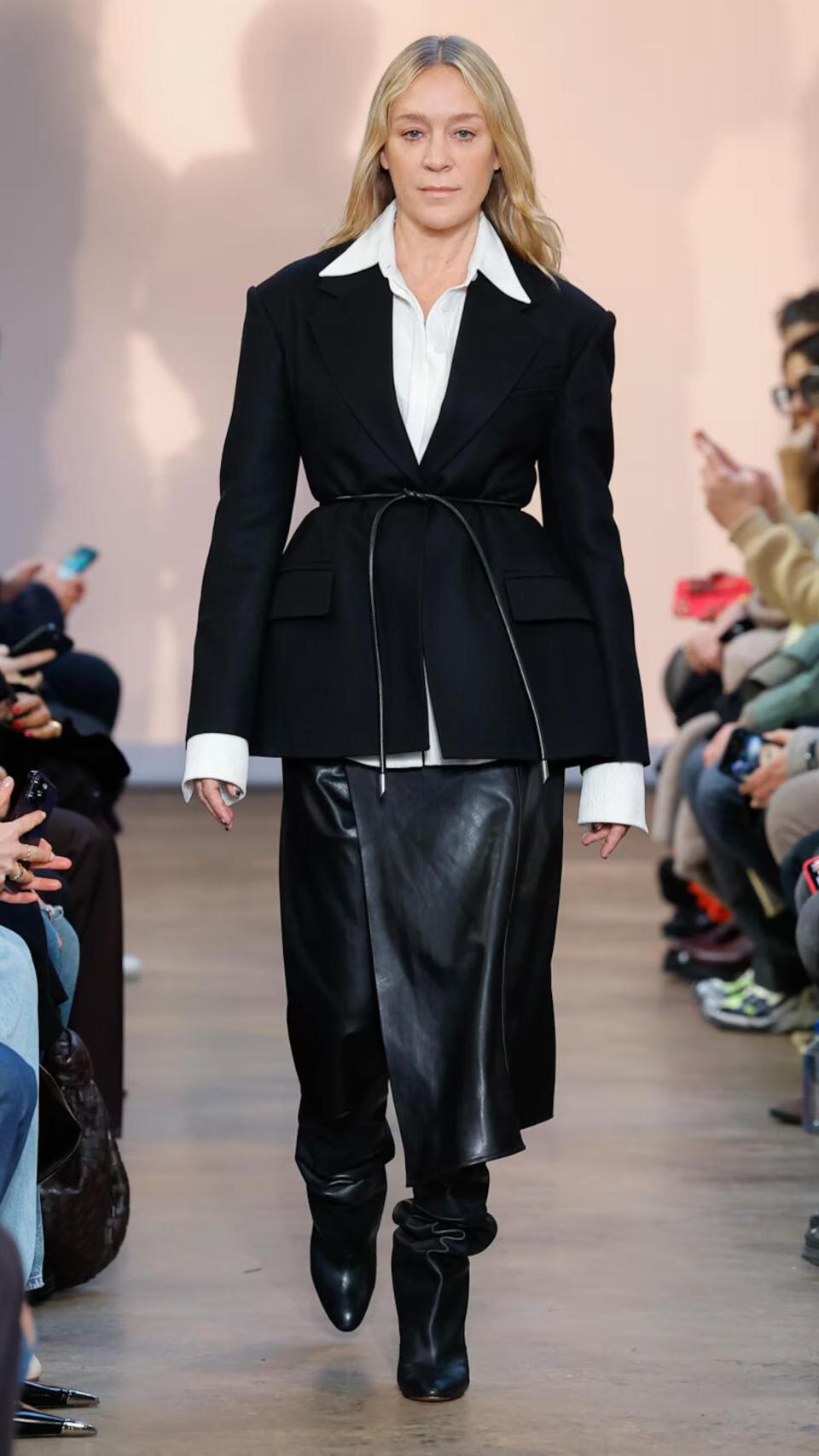 Chloë Sevigny, durante el desfile de la colección otoño-invierno 2023-2024.