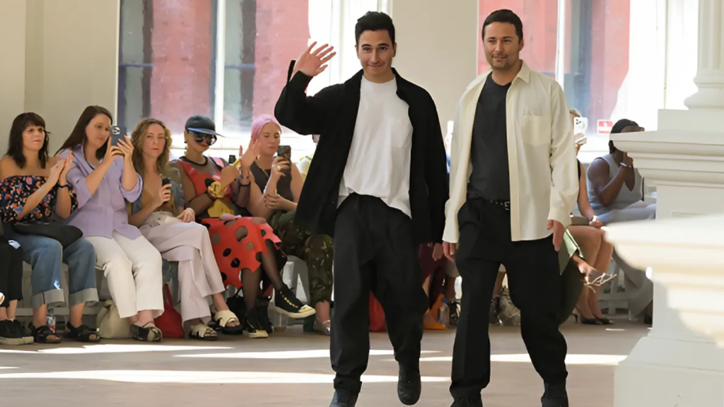 Jack McCollough y Lázaro Hernández, saludando al final del desfilo primavera-verano 2025.