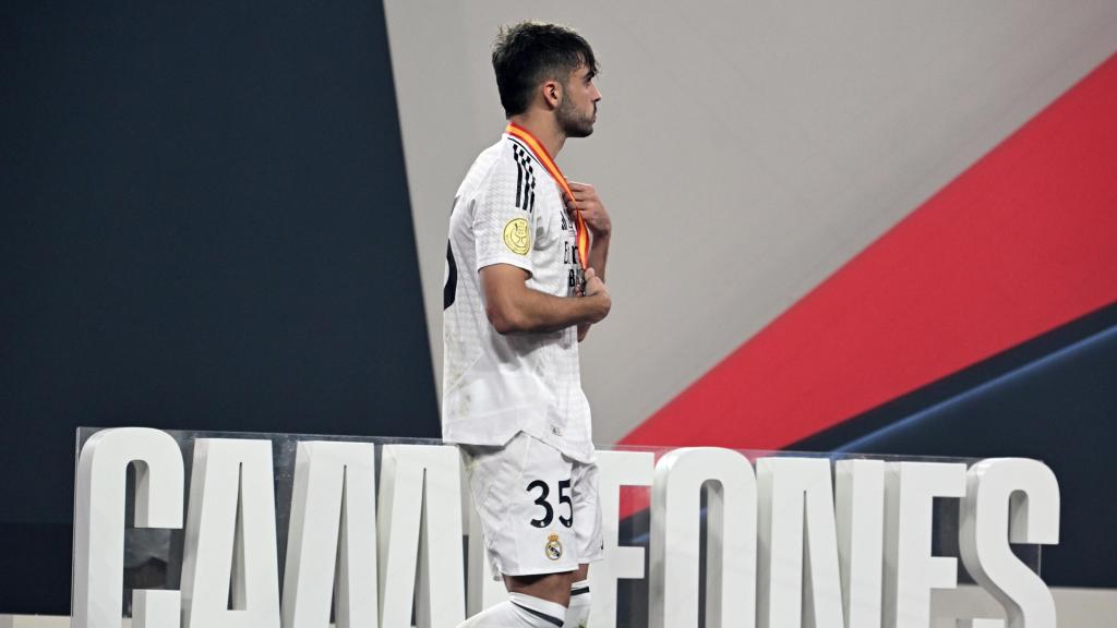 Raúl Asencio, tras recoger su medalla de subcampeón de la Supercopa de España 2025