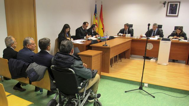 Los acusados por el llamado 'caso Abde' sentados en el banquillo durante la celebración de la primera sesión el martes.