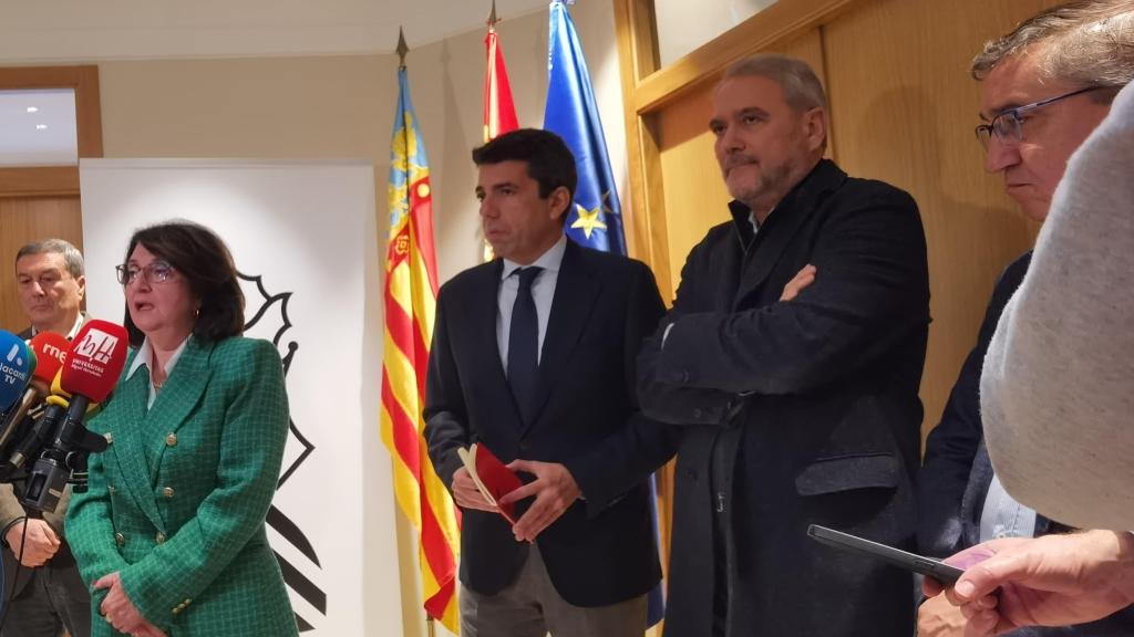 Reunión en Generalitat (presidente Mazón y consellers Rovira y Gómez) con los rectores navarro (UA) y Ruiz (UMH).