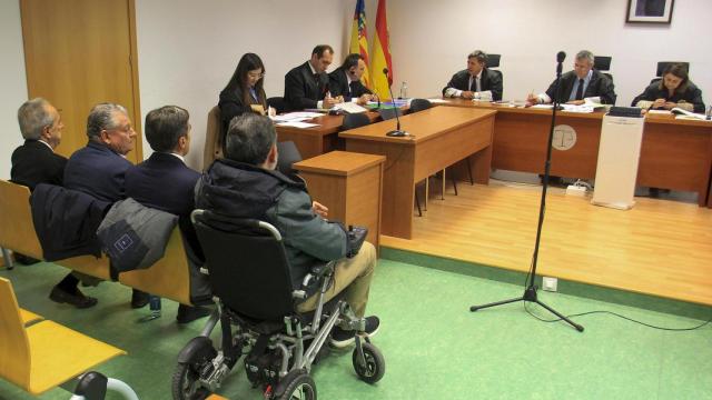 Los acusados por el llamado 'caso Abde' sentados en el banquillo durante la celebración de la primera sesión el martes.