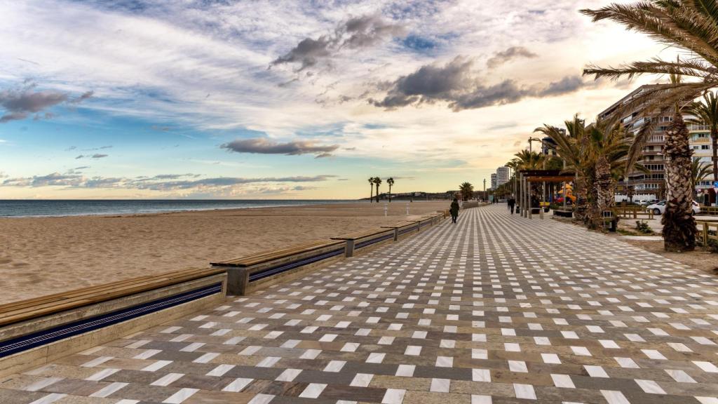 La playa de San Juan en Alicante, en una imagen de Shutterstock.