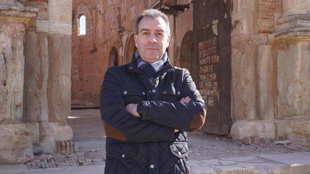 Carmelo Pérez, en el pueblo viejo de Belchite.
