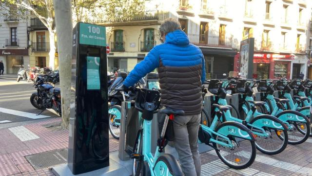 Un usuario coge una bicicleta en una de las estaciones.