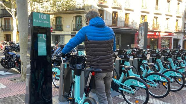 Un usuario coge una bicicleta en una de las estaciones.