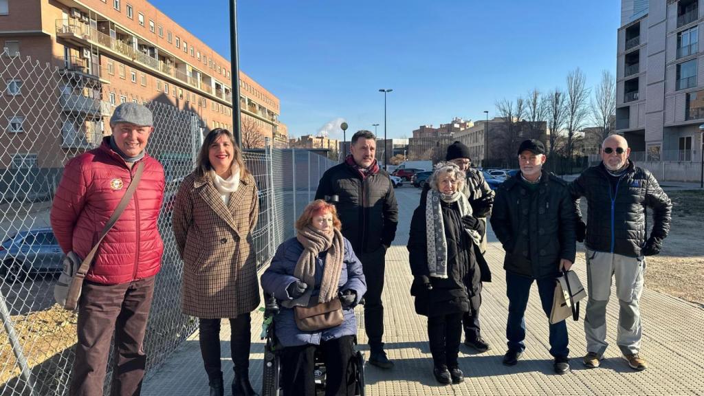 La portavoz del PSOE, Lola Ranera, junto a el concejal socialista Paco Galán en la zona de juegos tradicionales del Actur, en Zaragoza.