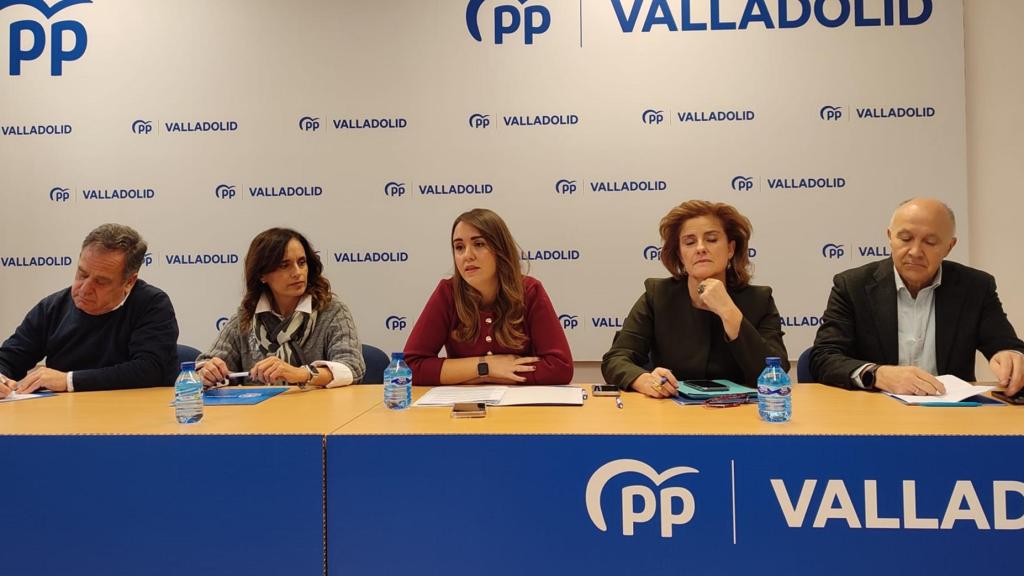 Los procuradores del PP por Valladolid Pablo Trillo-Figueroa,  María Antonia López,  Noemí Rojo, Paloma Vallejo y Ramiro Ruiz Medrano, durante la rueda de prensa de este miércoles