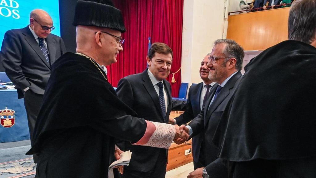 El nuevo rector de la UBU, José Miguel García Pérez, el presidente de la Junta, Alfonso Fernández Mañueco, el delegado del Gobierno en Castilla y León, Nicanor Sen, y el presidente de las Cortes, Carlos Pollán