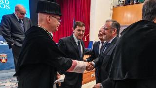 El nuevo rector de la UBU, José Miguel García Pérez, el presidente de la Junta, Alfonso Fernández Mañueco, el delegado del Gobierno en Castilla y León, Nicanor Sen, y el presidente de las Cortes, Carlos Pollán