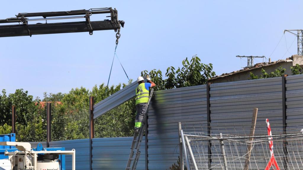 Construcción un muro en el Camino Viejo de Husillos  en una foto de archivo