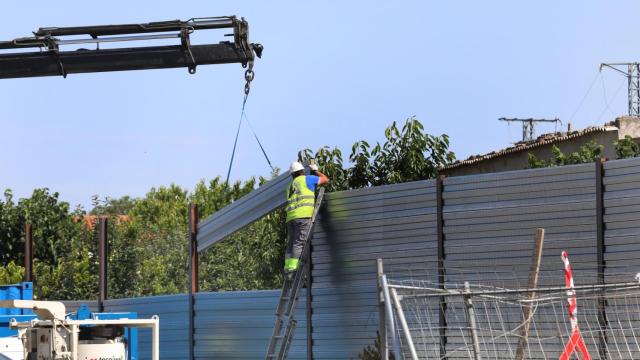 Construcción un muro en el Camino Viejo de Husillos  en una foto de archivo