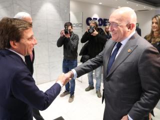 El alcalde de Valladolid, Jesús Julio Carnero, saluda al alcalde de Madrid, José Luis Martínez Almeida en la presentación de la Oficina Municipal de Proyectos y Atracción de Inversiones – Valladolid Now.