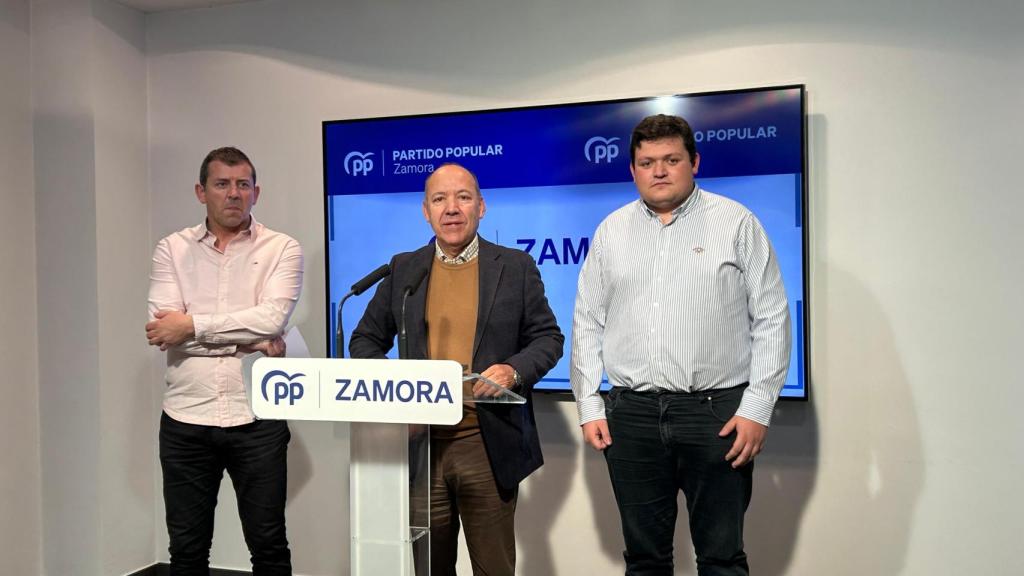 De izquierda a derecha: Manuel López, exalcalde de Moraleja del Vino; José María Barrios, presidente provincial del PP; Roberto Alvarez, nuevo alcalde de Moraleja del Vino