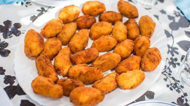 Un plato de croquetas.