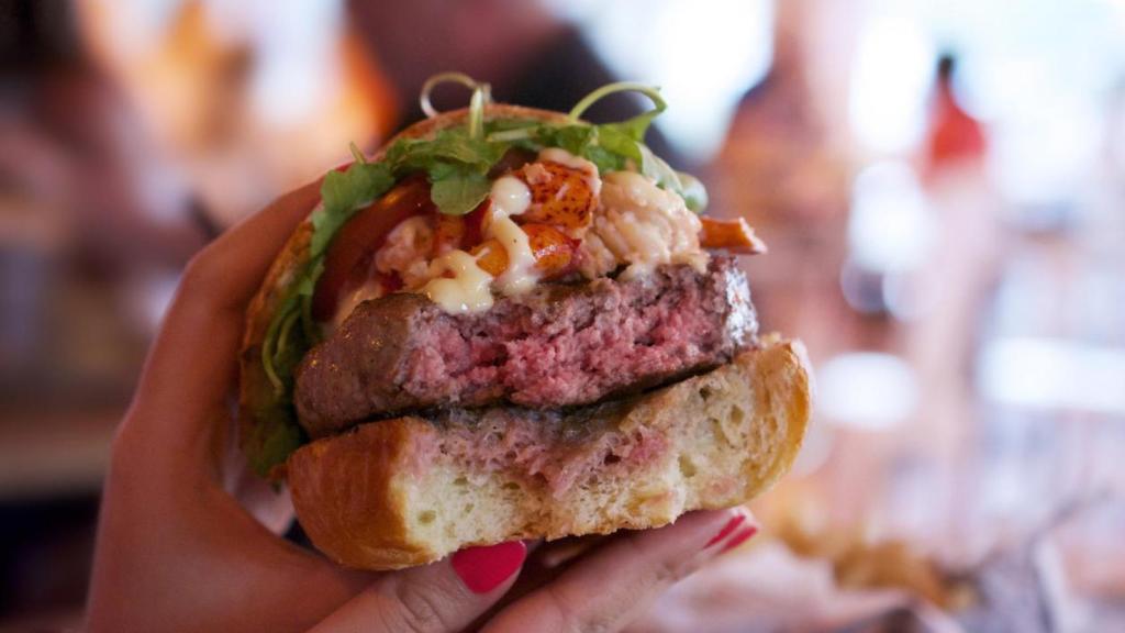 Una persona sostiene una hamburguesa