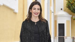 El vestido de Virginia Troconis ideal para ponerle color a los días de frío: es de Scalpers y está rebajado