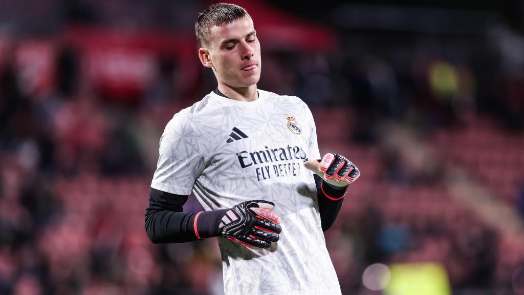 Andriy Lunin, durante un calentamiento con el Real Madrid
