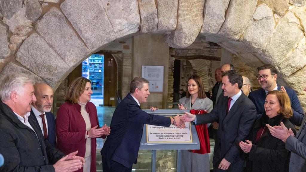 Page y Velázquez se estrechan la mano tras la inauguración del Centro Regional de Artesanía de Castilla-La Mancha.