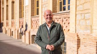 Emilio Bravo, alcalde de Mora, a las puertas del Ayuntamiento.