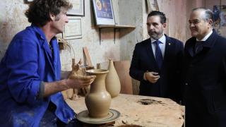 El alcalde de Talavera de la Reina, José Julián Gregorio, y el vicepresidente de la Diputación, Joaquín Romero, han visitado este miércoles un taller de cerámica talaverana.