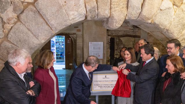 El presidente de Castilla-La Mancha, Emiliano García-Page, y el alcalde de Toledo, Carlos Velázquez, inauguraron el nuevo Centro Regional de Artesanía de Castilla-La Mancha.