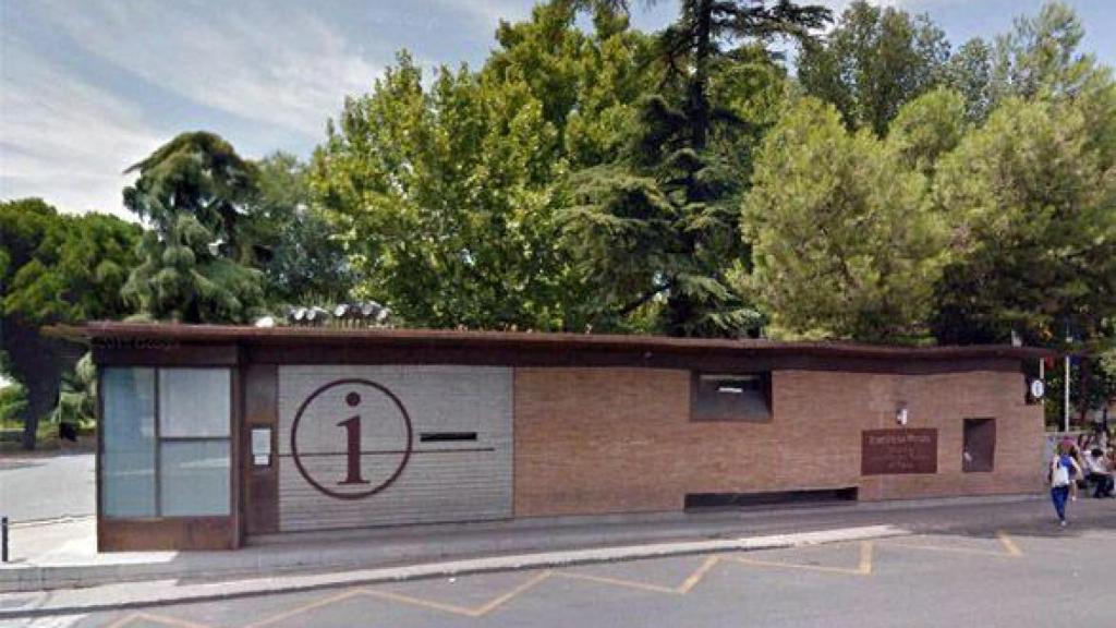 Fachada de la oficina de turismo situada en el paseo de la Vega junto a Bisagra y que se trasladará antes de fin de año a la mezquita de Tornerías.